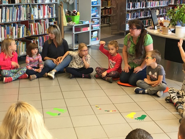 Gyerekek a könyvtárban