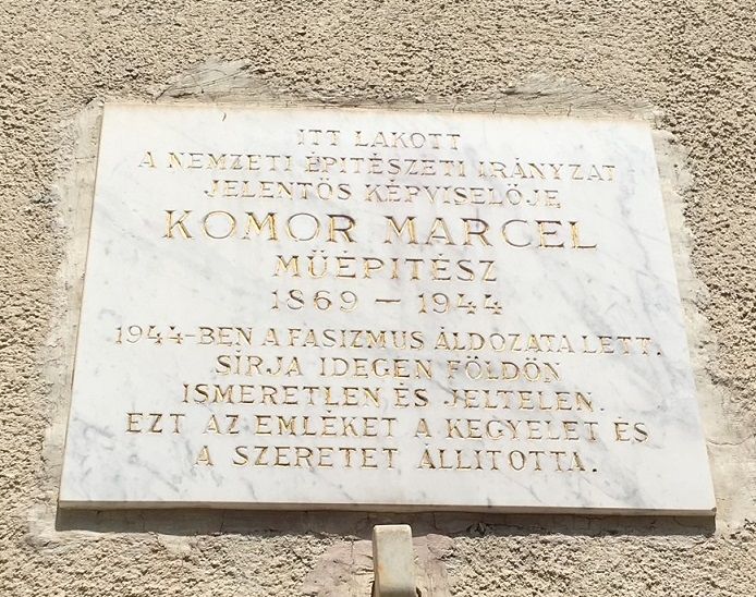 Komor Marcell emléktáblája lakóháza falán