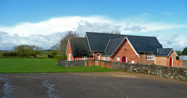 Dembley városa kitalált hely, ezért a képen egy másik gloucestershire-i város, Longney általános iskolája látható
