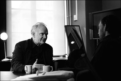 Fotón Ulrich Beck egy beszélgetés közben 