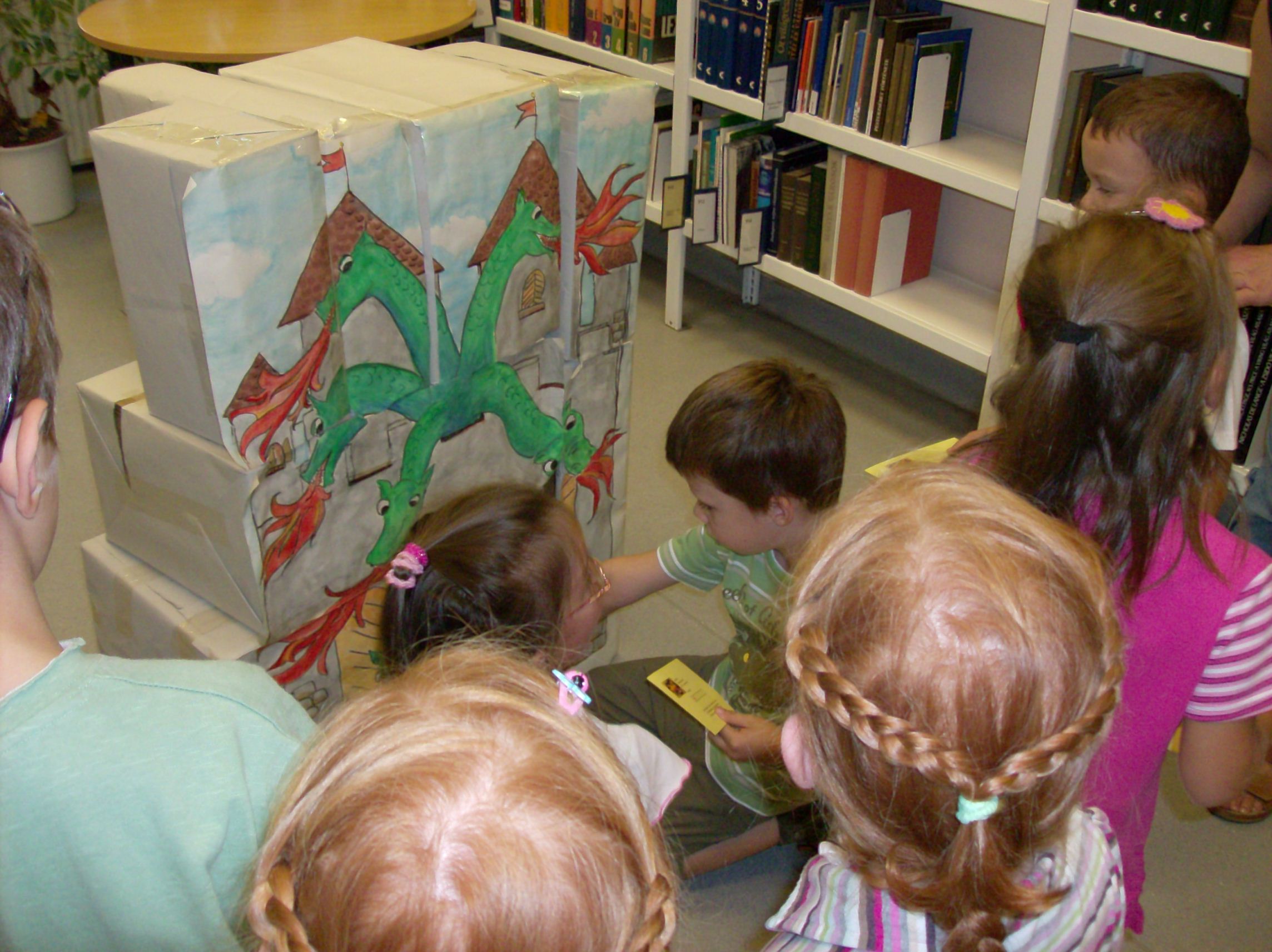 A gyerekek sárkányt raknak ki dobozokból