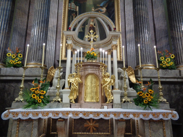 The high altar and its ornaments