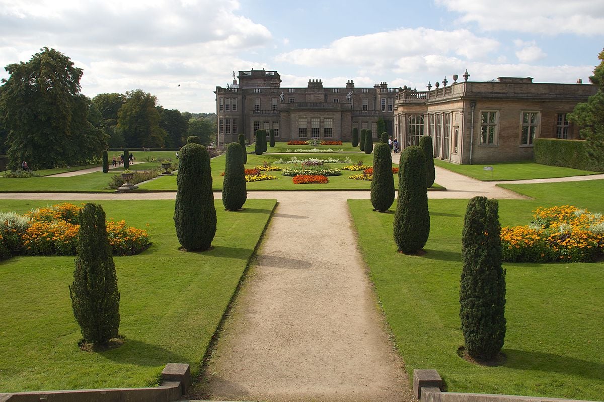 Mr. Darcy rezidenciája, Pemberley az egyik legfontosabb helyszíne a könyvnek. Ez is fiktív hely, a filmben szereplő monumentális kastély a Lyme Park, Disley-ben (Cheshire). Fotó: Wikimédia