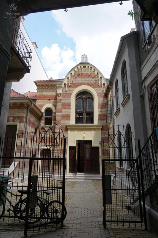 A Sász Chevra Lubavicsi zsinagóga - belső udvar, most