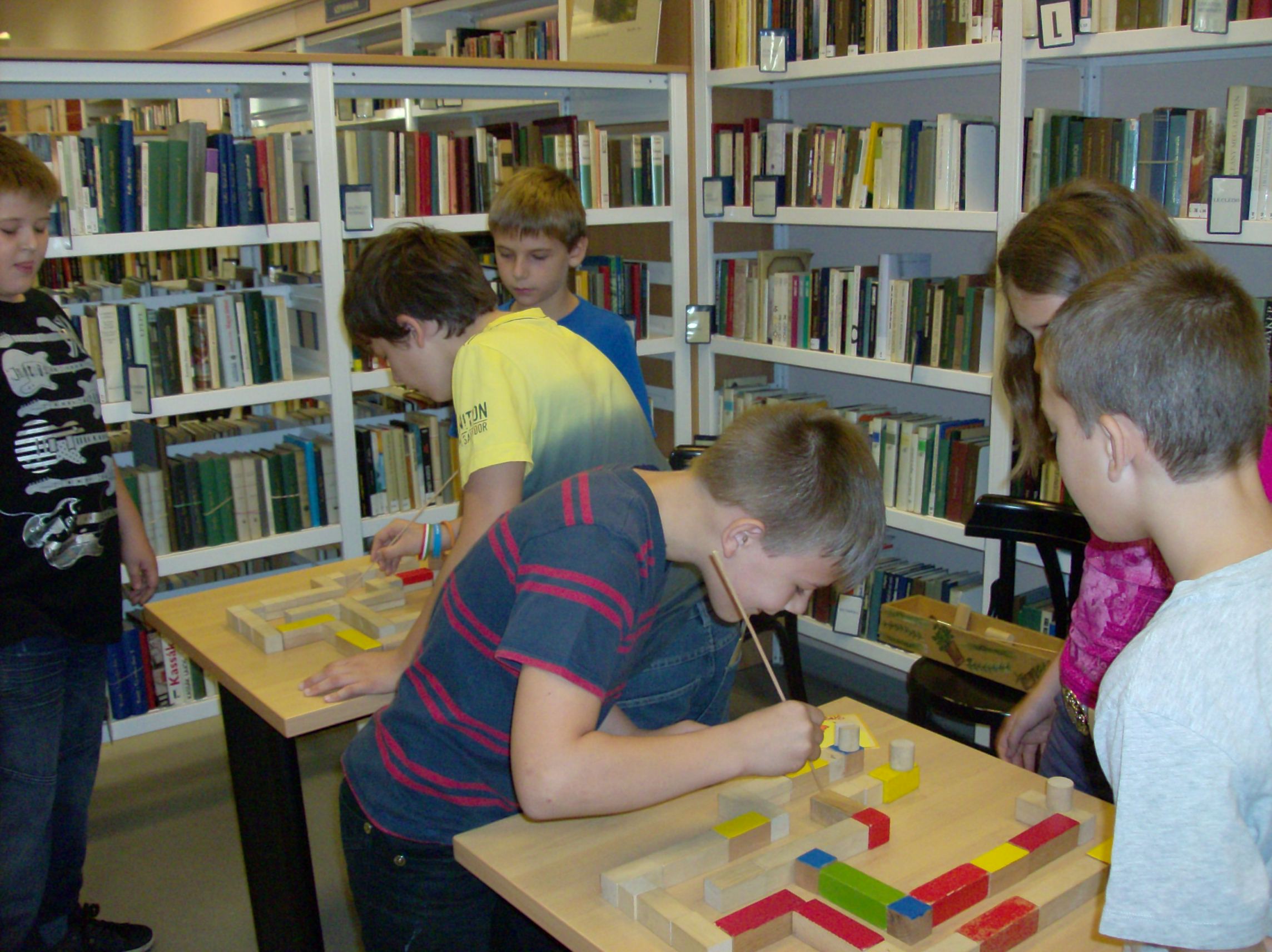 Gyerekek labirintus játékkal versenyeznek