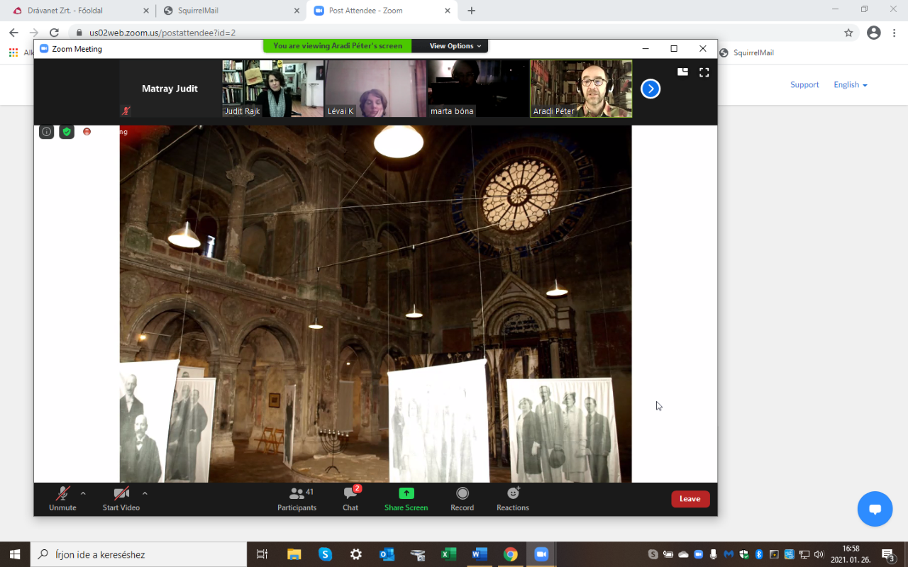 képernyőfotó az online találkozóról egy kiállítást ábrázoló képpel