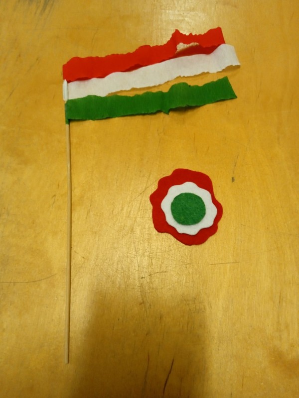Kézzel készült magyar zászló és kokárda