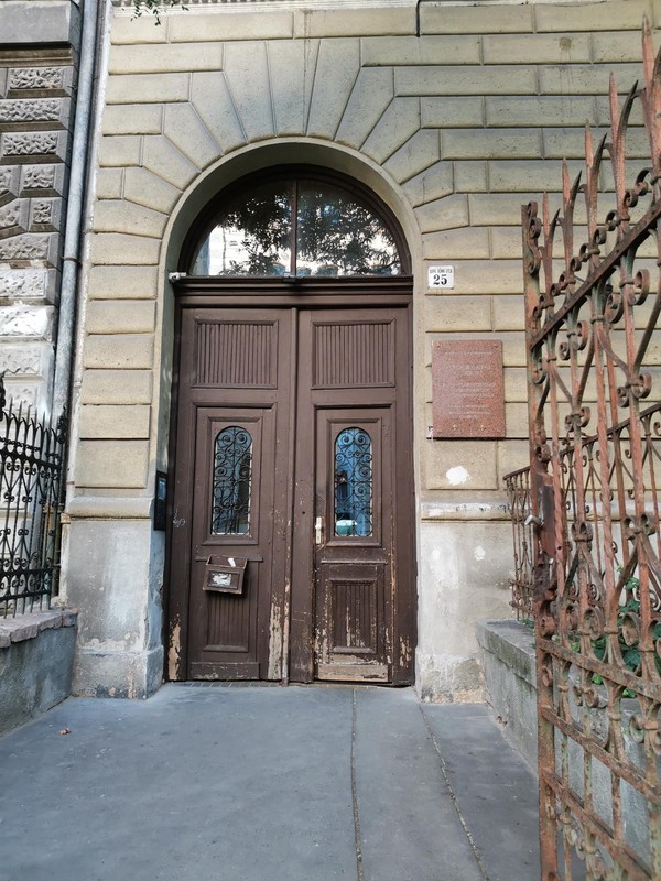 A bejárati ajtó, mellette az emléktáblával