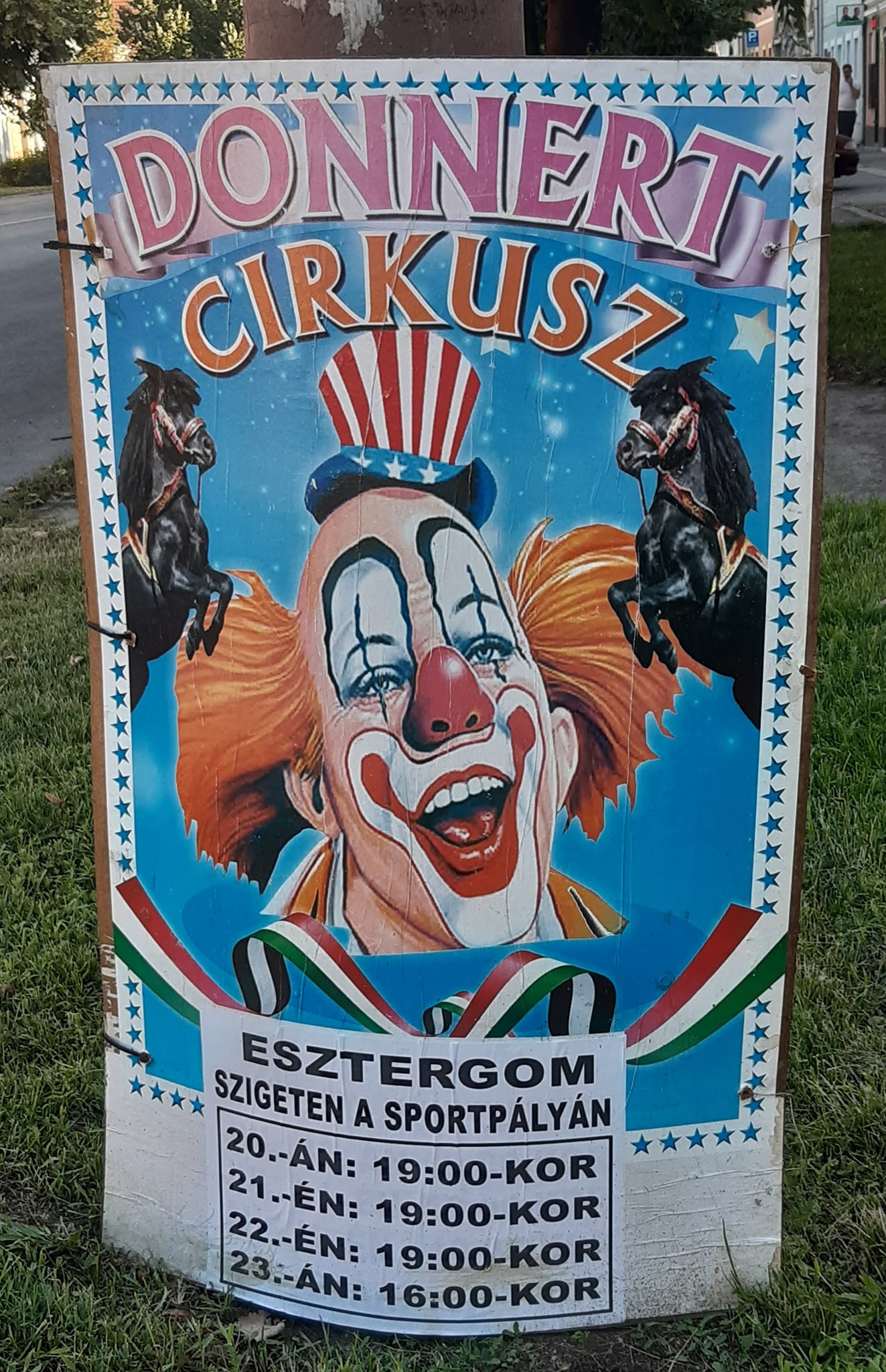 A Donnert Cirkusz még ma is működik, ahogy több mint kétszáz éve. A plakátjuk Esztergomban. Fotó: Varga Lilla