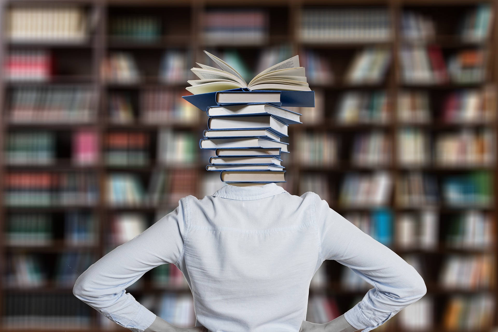 Illusztráció-fotó egy emberről aki háttal áll és feje helyén könyvek vannak