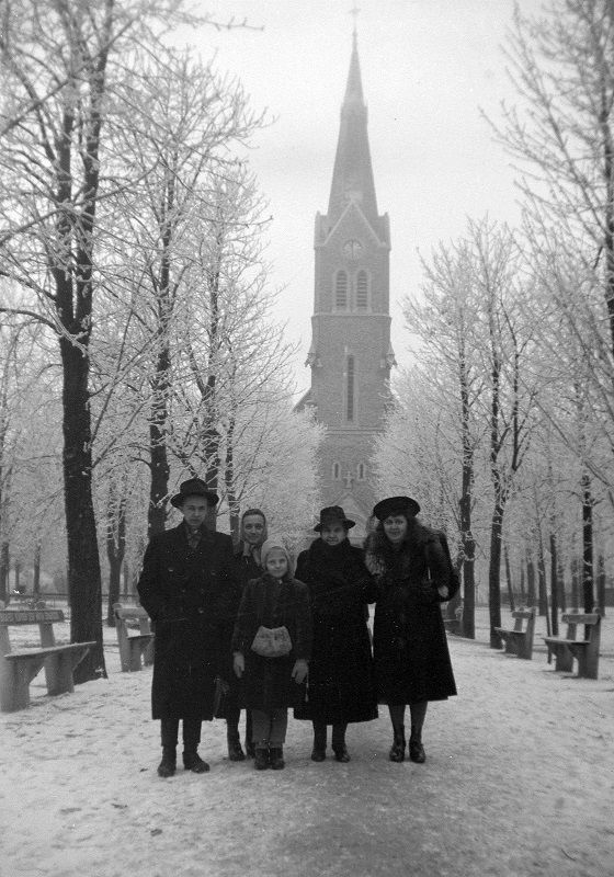 Templom előtti csoportkép 1942-ből