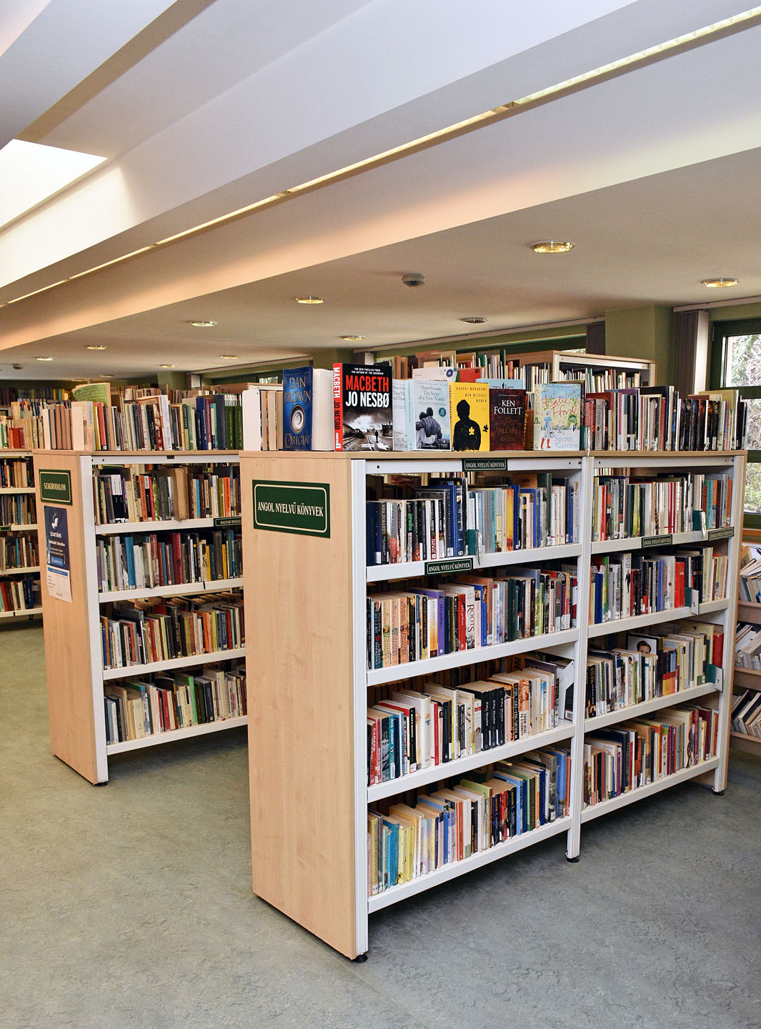 kép a könyvtár emeleti részéről - Idegennyelvű könyvek