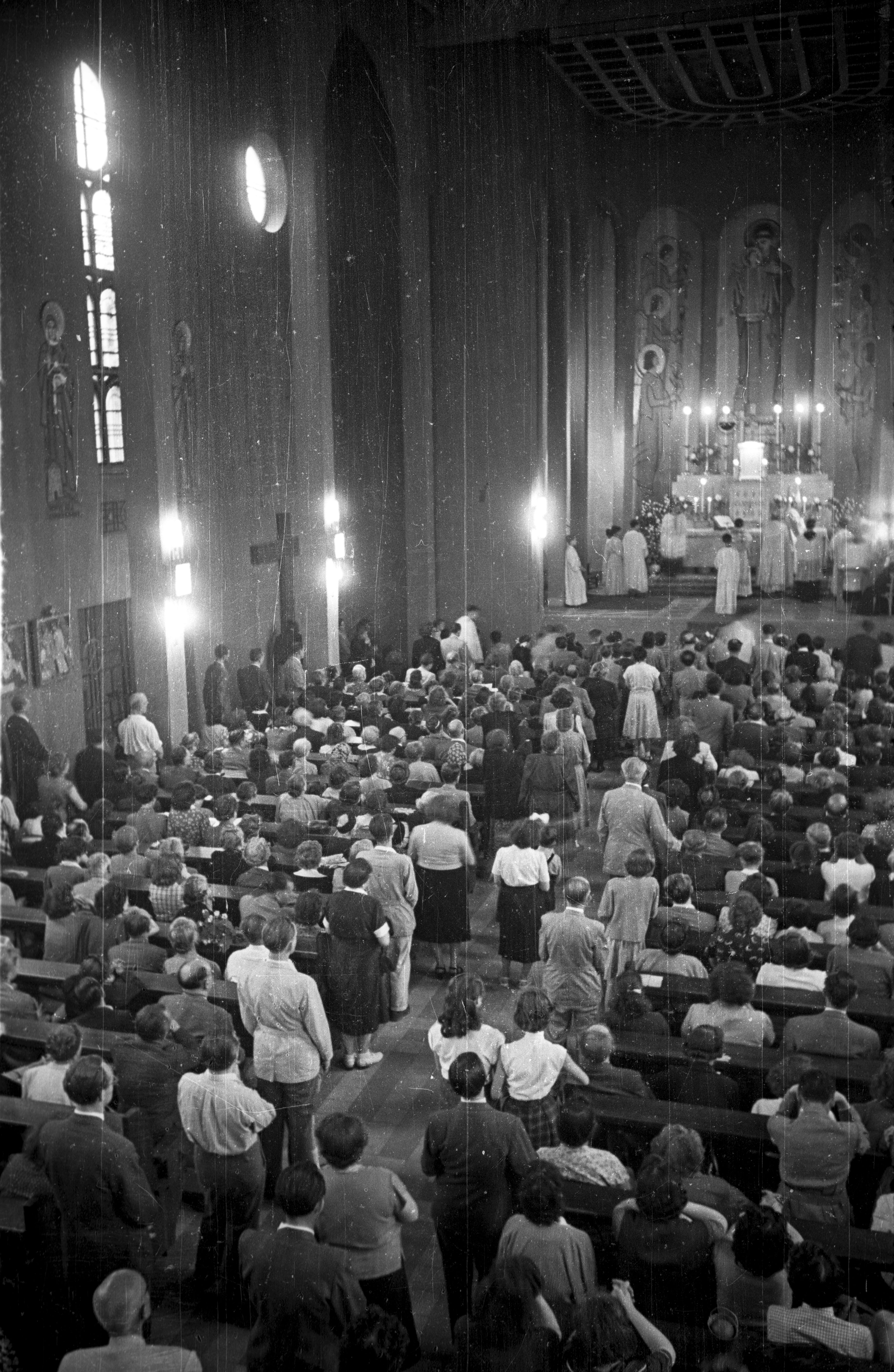 Szertartás a templomban 1956-ban