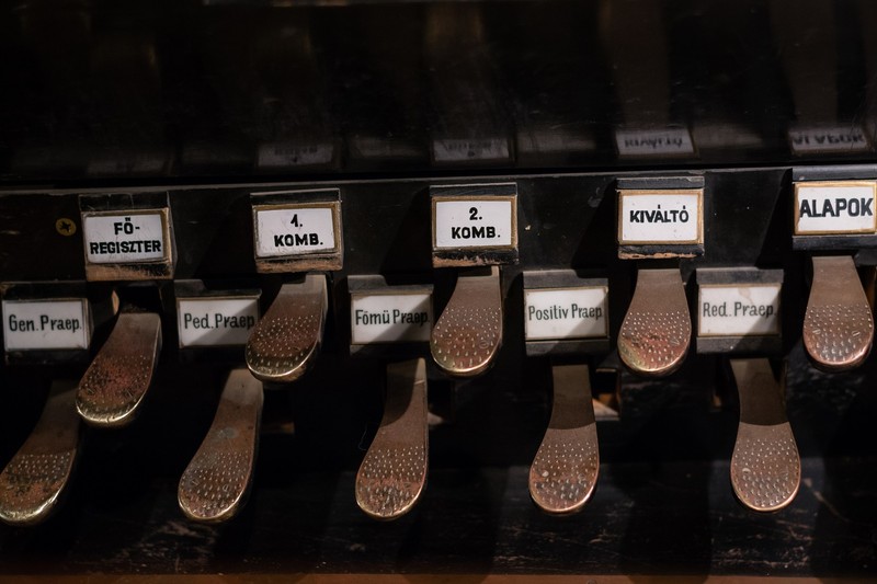 The foot pedals of the organ