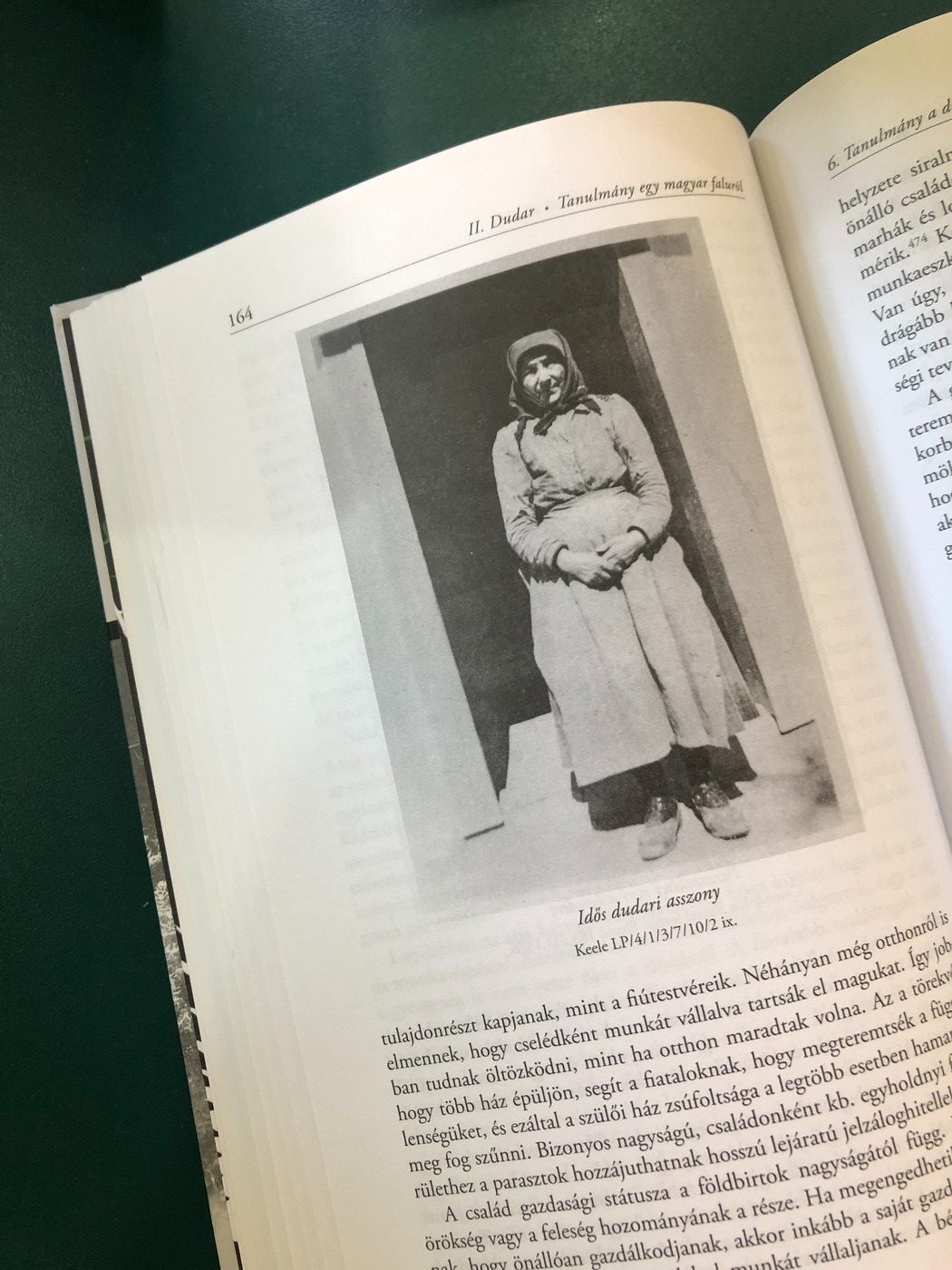 Kép a könyvből, rajta egy idős asszony régi viseletben