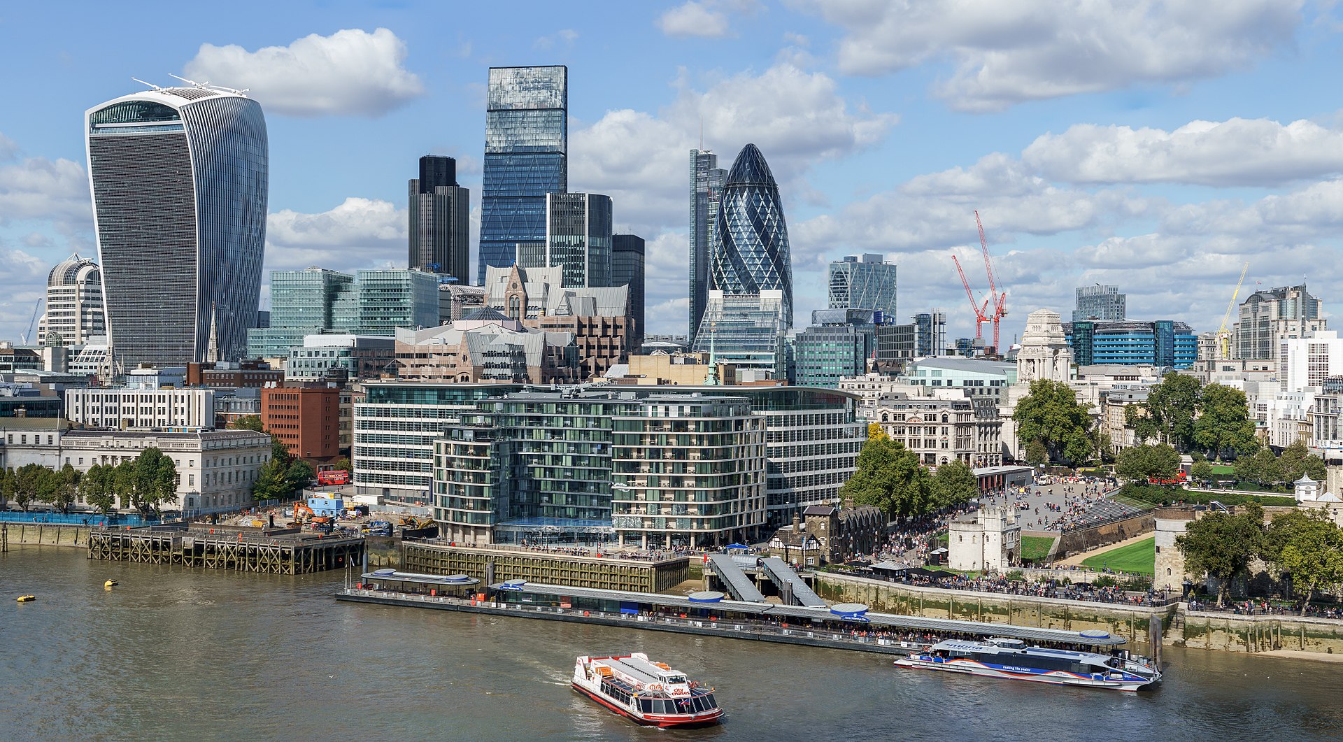 A londoni City patinás pénzügyi negyed, a londoni tőzsde és a Bank of England otthona.