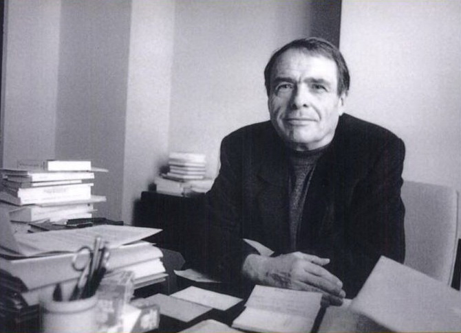 Fotón Pierre Bourdieu az asztalánál