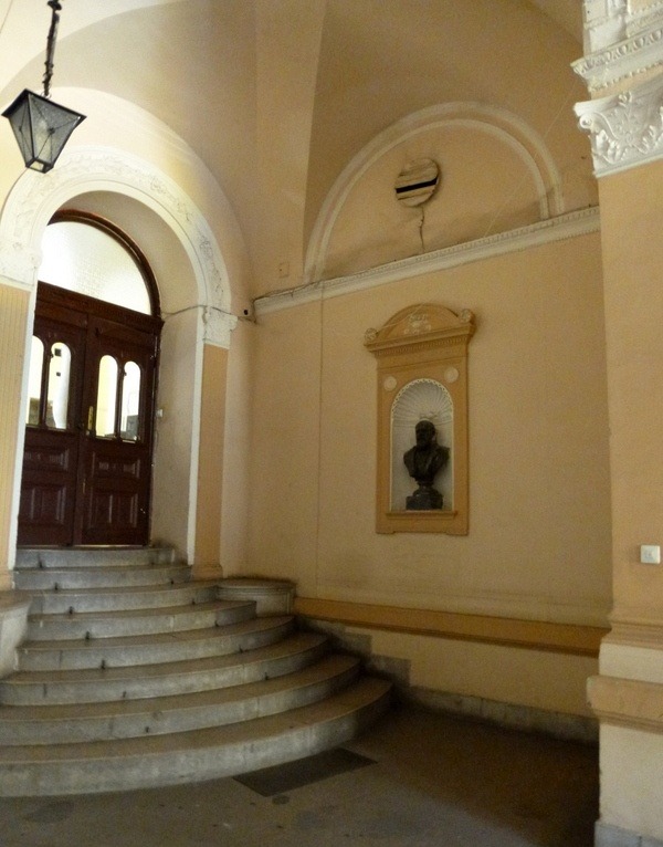 The entrance from the inside with the bust of Gusztáv Petschacher