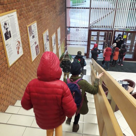Gyerekek a könyvtár lépcsőjén