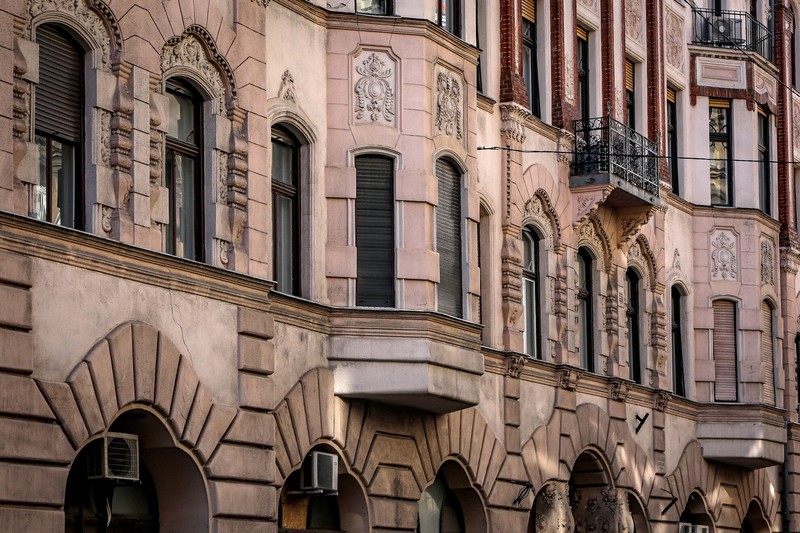 The facade and closed balcony of 76 Csengery street