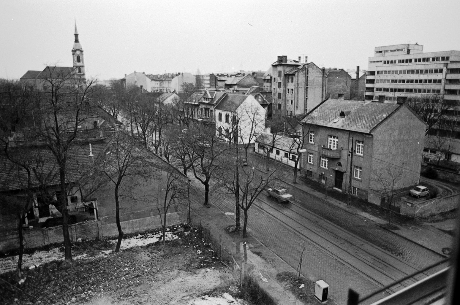 Bécsi út, balra az Újlaki templom 1980-ban