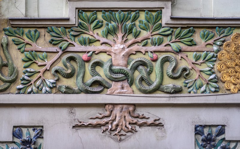 I. emelet, a bal szélső ablak alatti fa a kígyókkal.