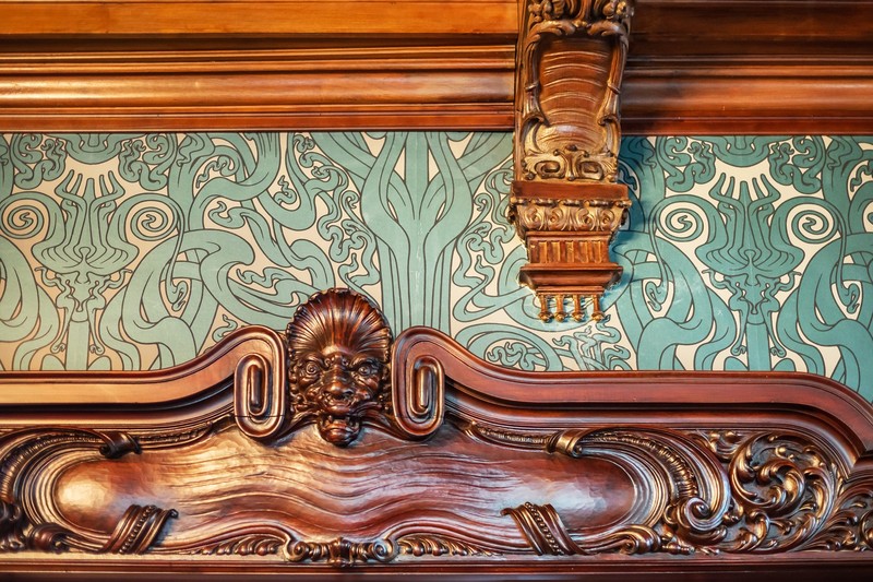 Wood ornaments in the entrance hall