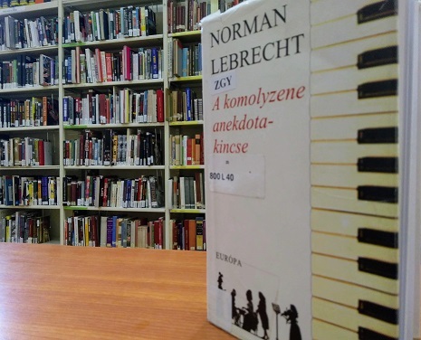 Norman Lebrecht A komolyzene anekdotakincse című könyv borítója