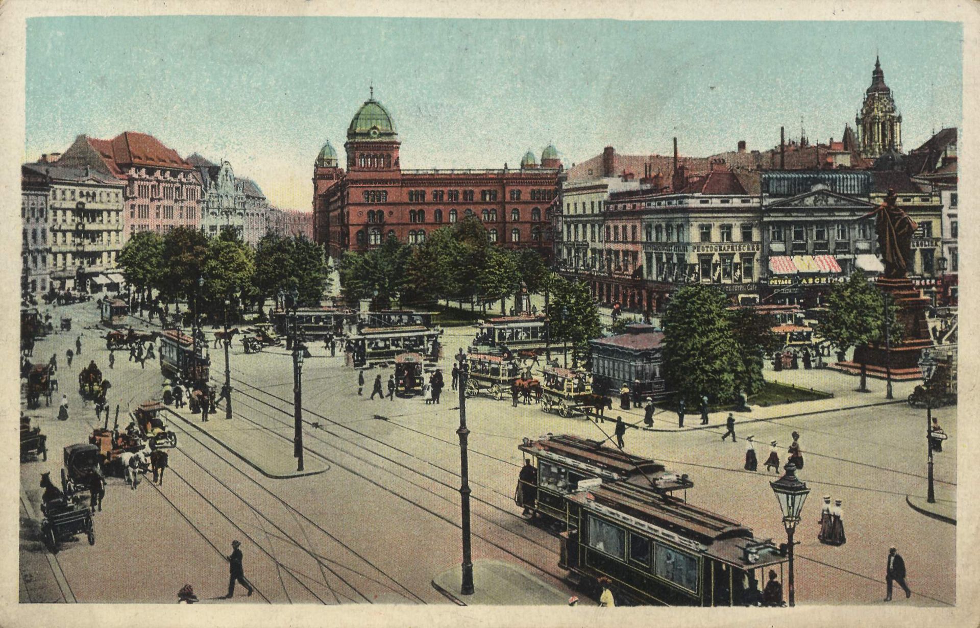 A berlini Alexanderplatz 1900 körül. A középső épület a rendőrfőkapitányság.