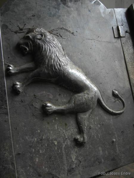 Lion on the door of the Torah cabinet