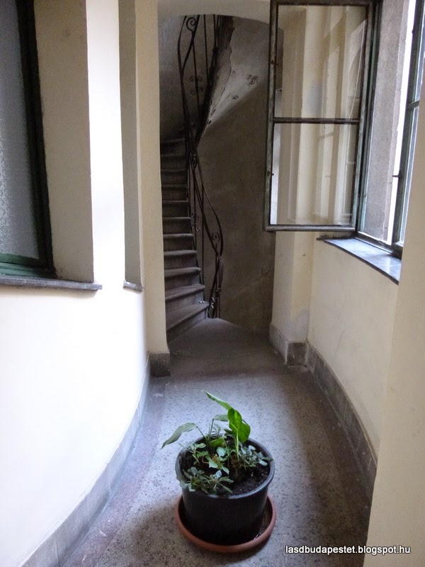 Hallway to the side stairs