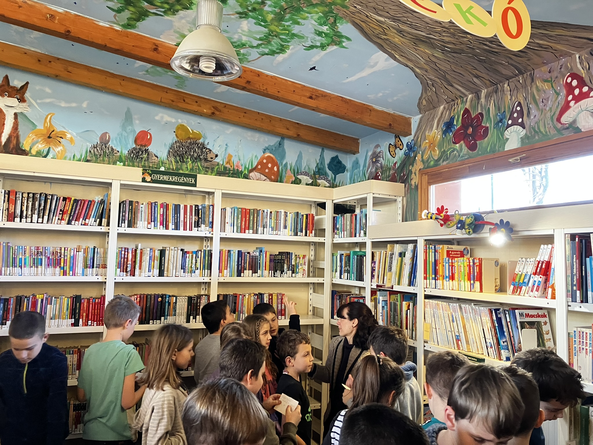 iskolások a könyvtárban