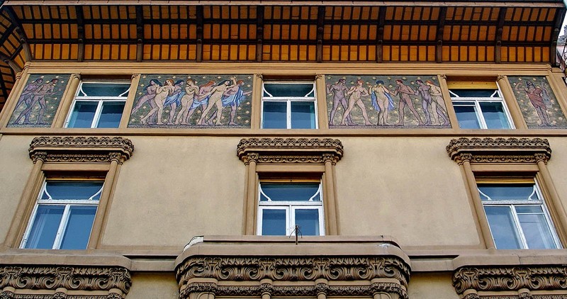 A harmadik emelet ablakai a mozaik-frízzel