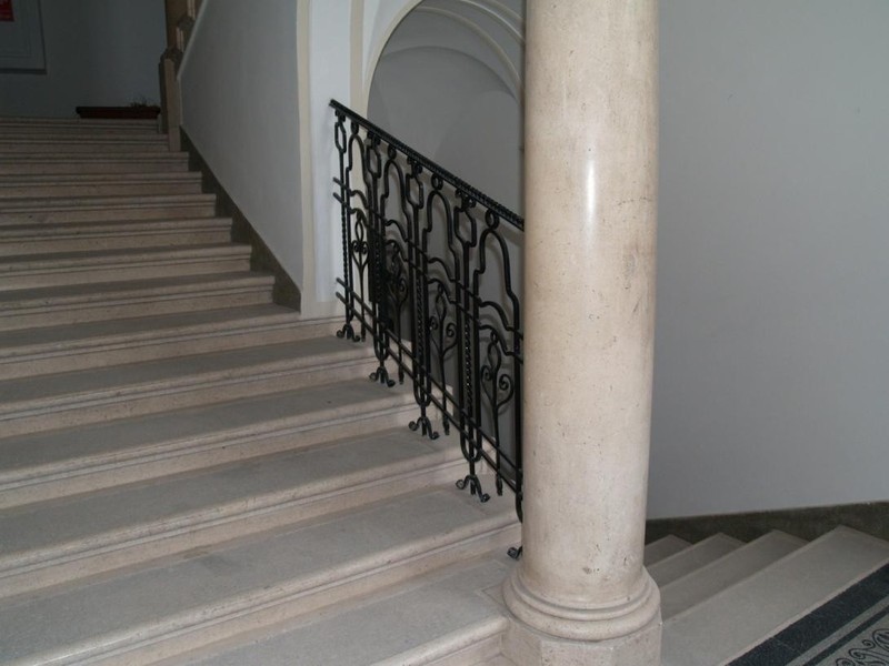 The side staircase