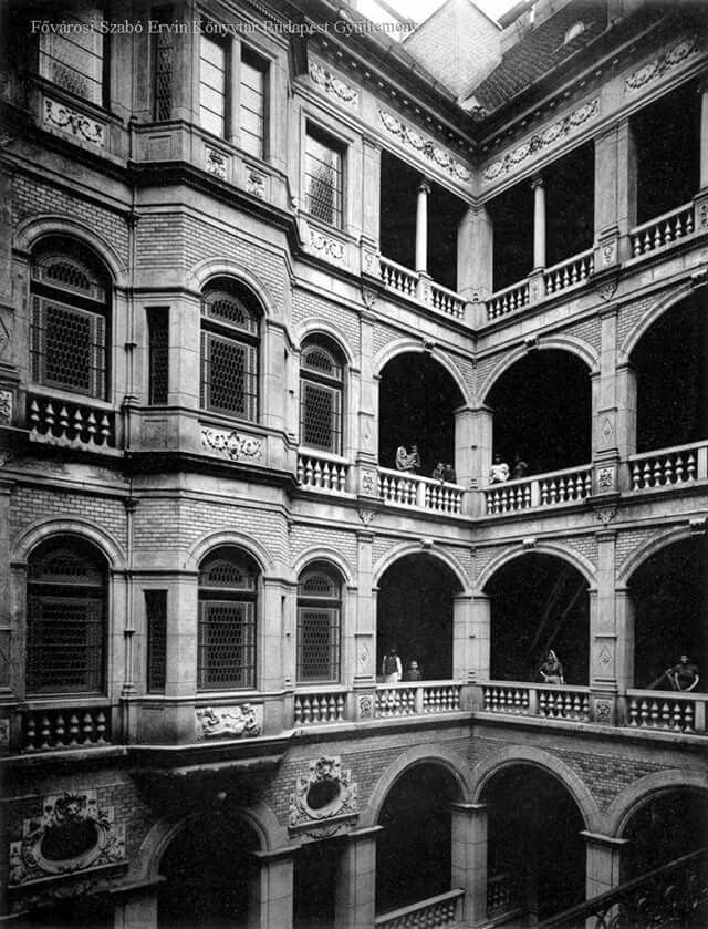 A bérház belső udvara, 1890.