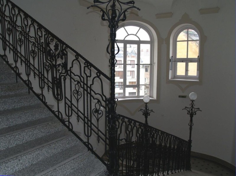 Lépcsőházi korlát és lámpák