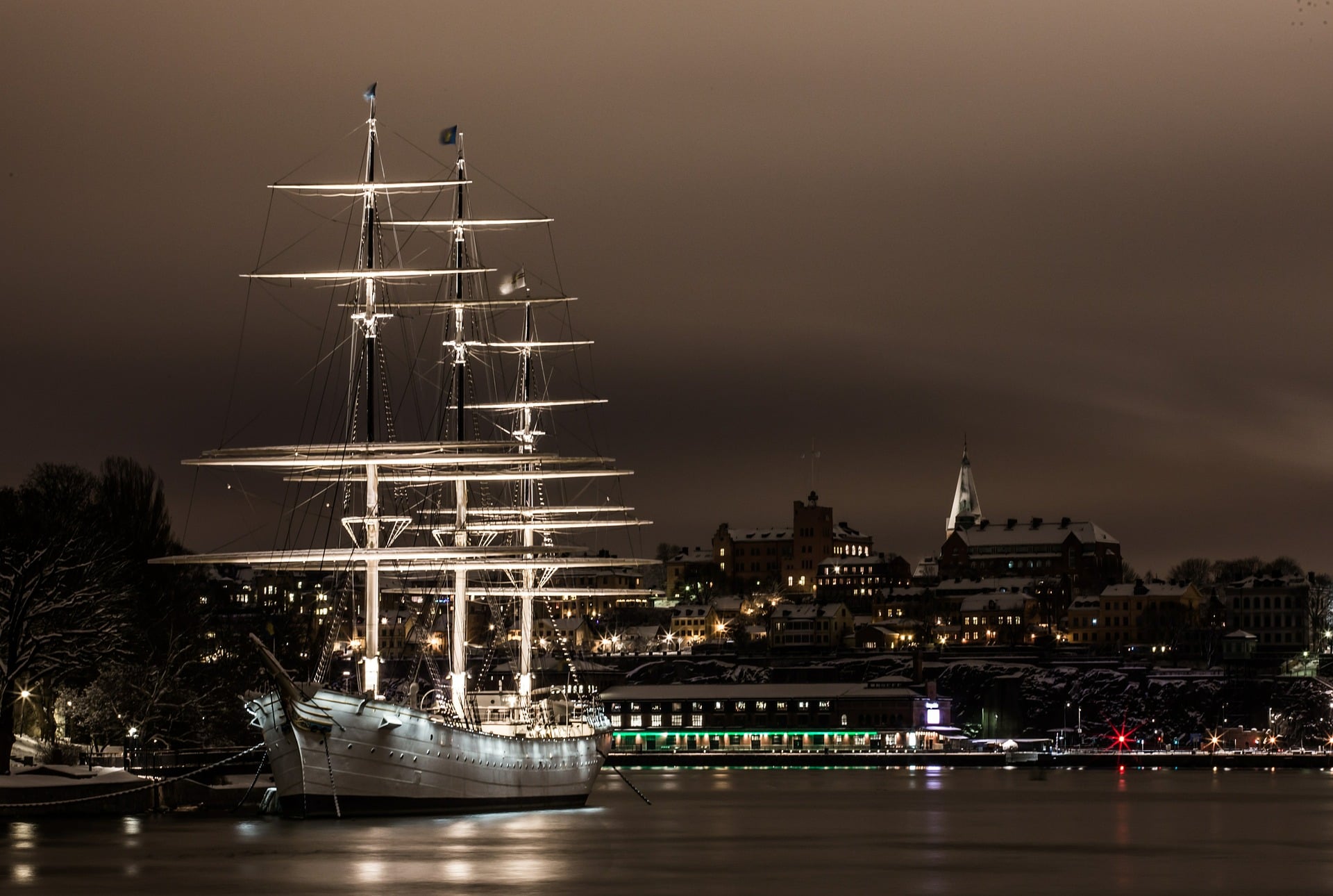 Stockholm éjszaka vitorláshajóval az előtérben