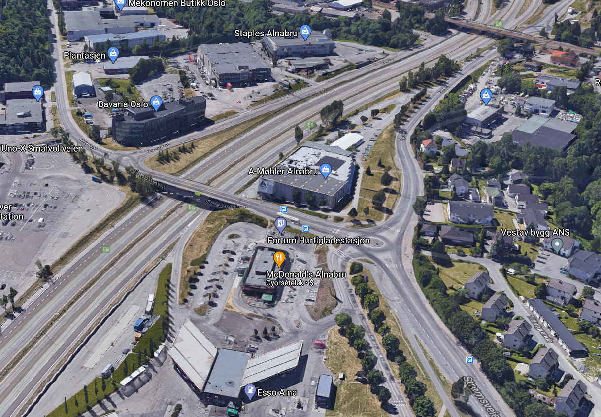 Nem volt könnyű megtalálni ezt a helyszínt, hiszen ma már Norvégiában sincsenek autópályaútdíj-fizető állomások, így ez a kép csak hozzávetőlegesen mutatja ezt az események szempontjából fontos helyszínt / Google Maps