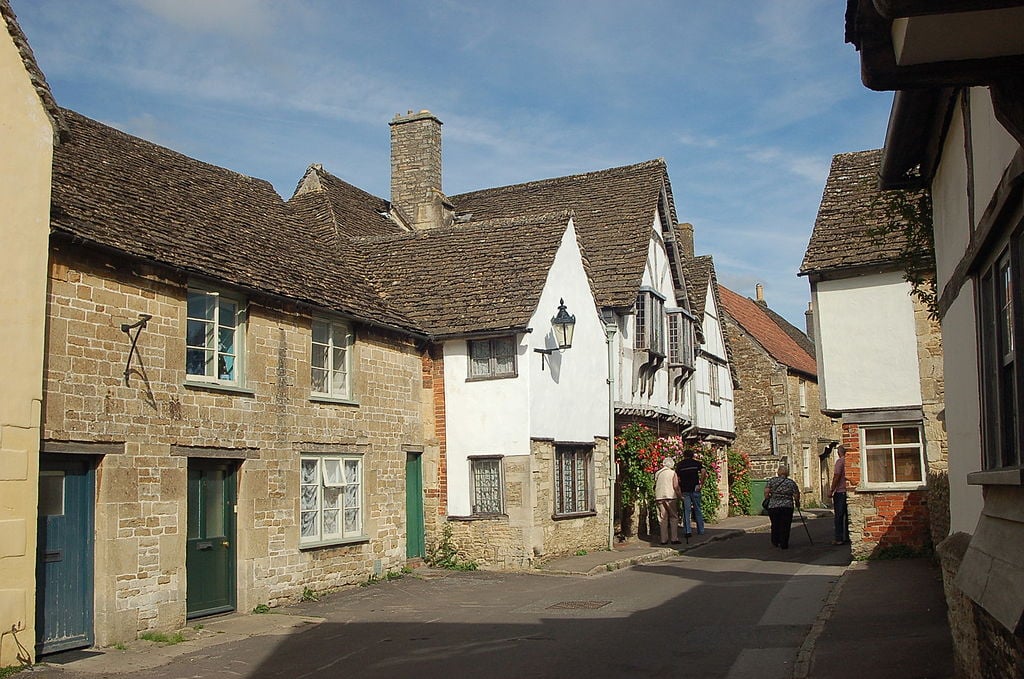 Meryton is kitalált helyszíne a regénynek. Filmbéli színhelye a lacocki Church Street Wiltshire-ben. Fotó: geograph.org.uk