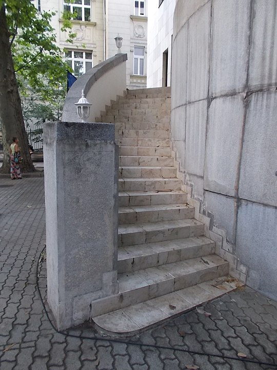 A teraszra vezető külső lépcső