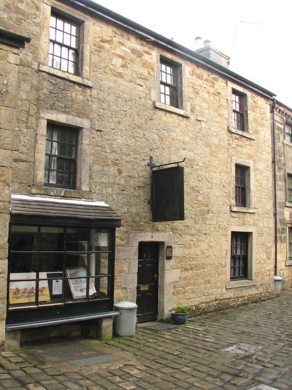 A filmbéli helyszín (a képen) pedig a longnori Chapel Streeten, szintén Derbyshire-ben található, tehát akár ez is lehetne az írói elgondolás. Fotó: geograph.org.uk
